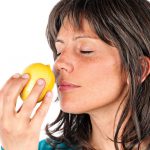 Vrouw ruikt aan citroen